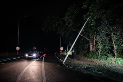 Lantaarnpaal beschadigd na botsing aan Utrechtseweg in Doorwerth