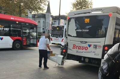 Twee stadsbussen botsen op station Tilburg: flinke schade aan achterkant bus