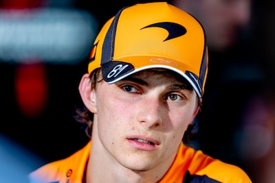 Oscar Piastri woest na aanrijding met Carlos Sainz: ‘Het domste wat ik ooit op een circuit heb gezien’