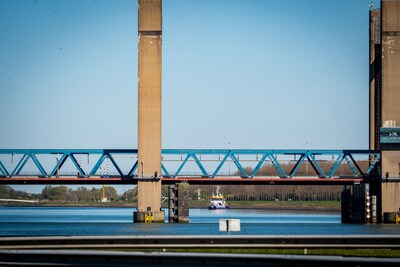 Calandbrug (A15) urenlang afgesloten voor wegverkeer vanwege storing