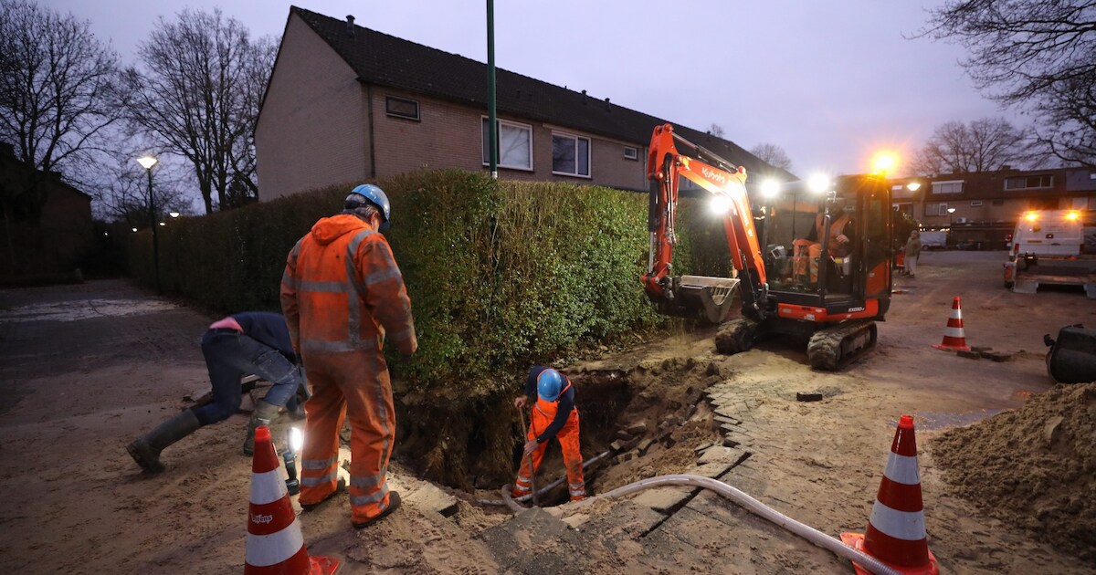 Auto op rand van sinkhole door gesprongen waterleiding | 112 nieuws Eemnes