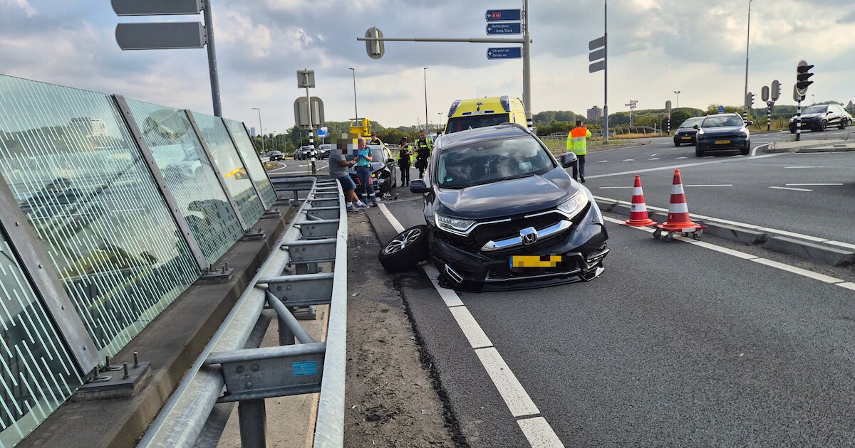 Ongeluk met twee auto's bij toerit A16 in Bergschenhoek