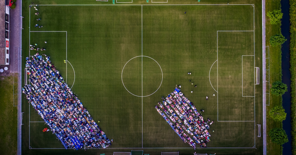 Moslims houden Offerfeestgebed op voetbalveld van Alphense Boys