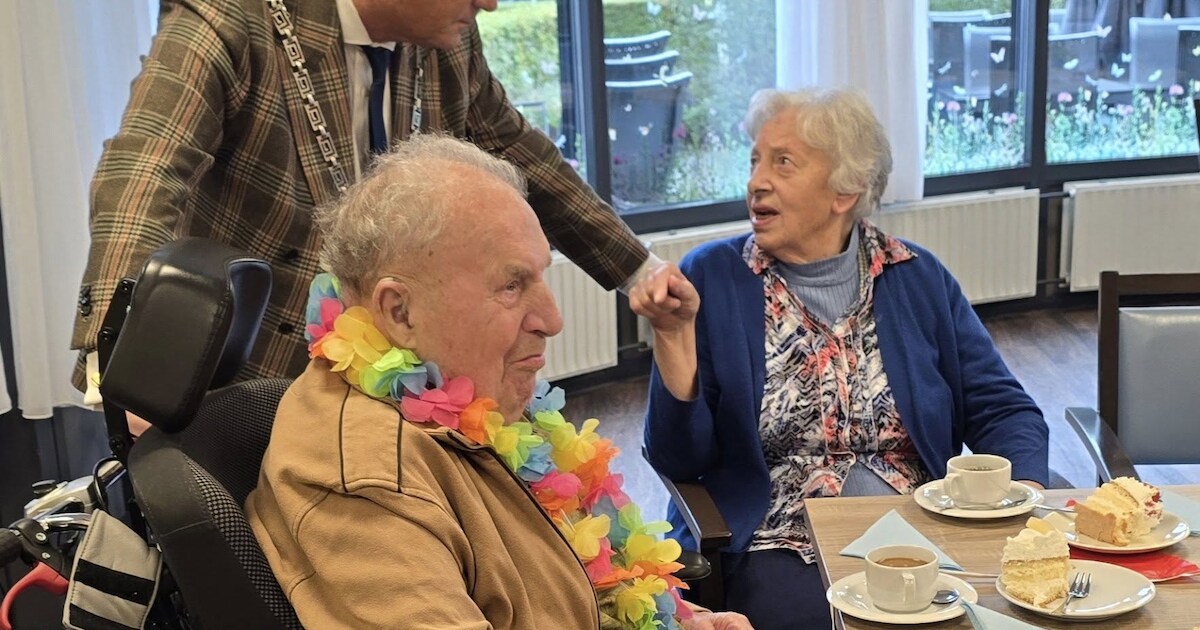 Burgemeester Van Maaren viert 101e verjaardag meneer Laan in Obdam