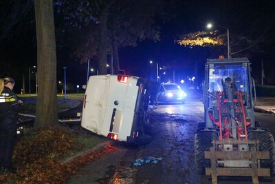 Bestuurder bestelbus rijdt lantaarnpaal uit de grond en kantelt in Ede