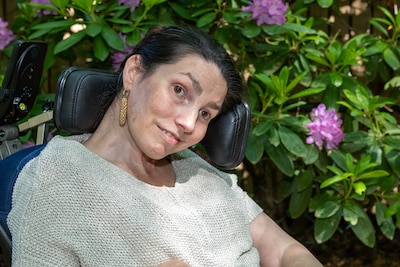 Margarit (39) kan niet praten of bewegen, maar spelt letter voor letter kinderboek: ‘Leven heeft betekenis’
