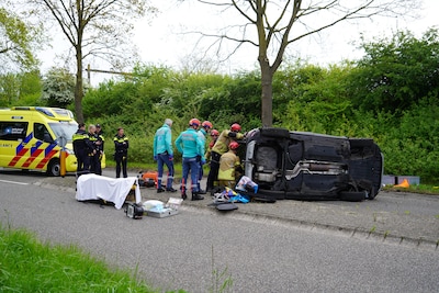Auto belandt op zijn kant in Zwolle: brandweer bevrijdt bestuurder