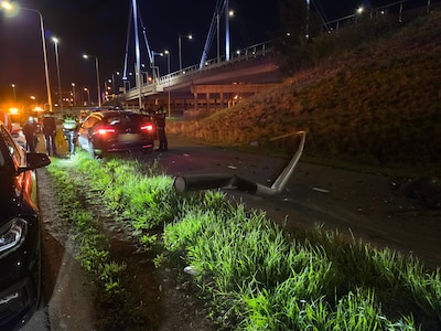 Auto knalt tegen lantaarnpaal op Maanderdijk in Bennekom
