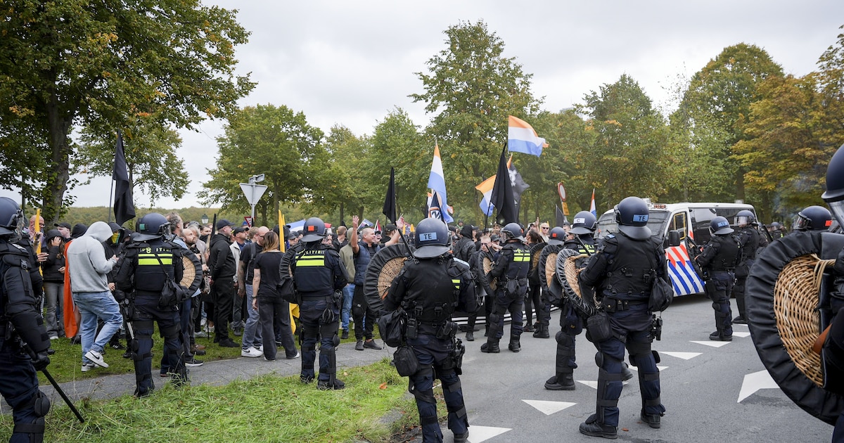 24 arrestaties na rellen tijdens extreemrechtse demonstratie, politie onderzoekt antisemitische leuzen