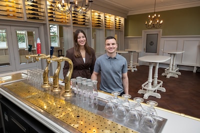 Joppe (34) geeft dit eeuwenoude Koetshuis een nieuw gezicht: ‘Ik weet wat er nodig is’