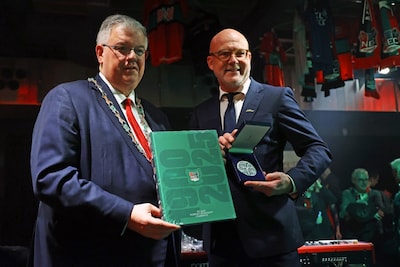 NEC wordt op 125e verjaardag verrast met Zilveren Erepenning