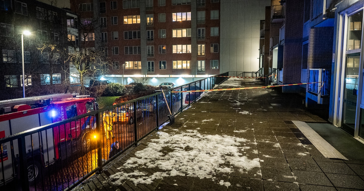 Deel van dak bij flat in Alphen zakt door