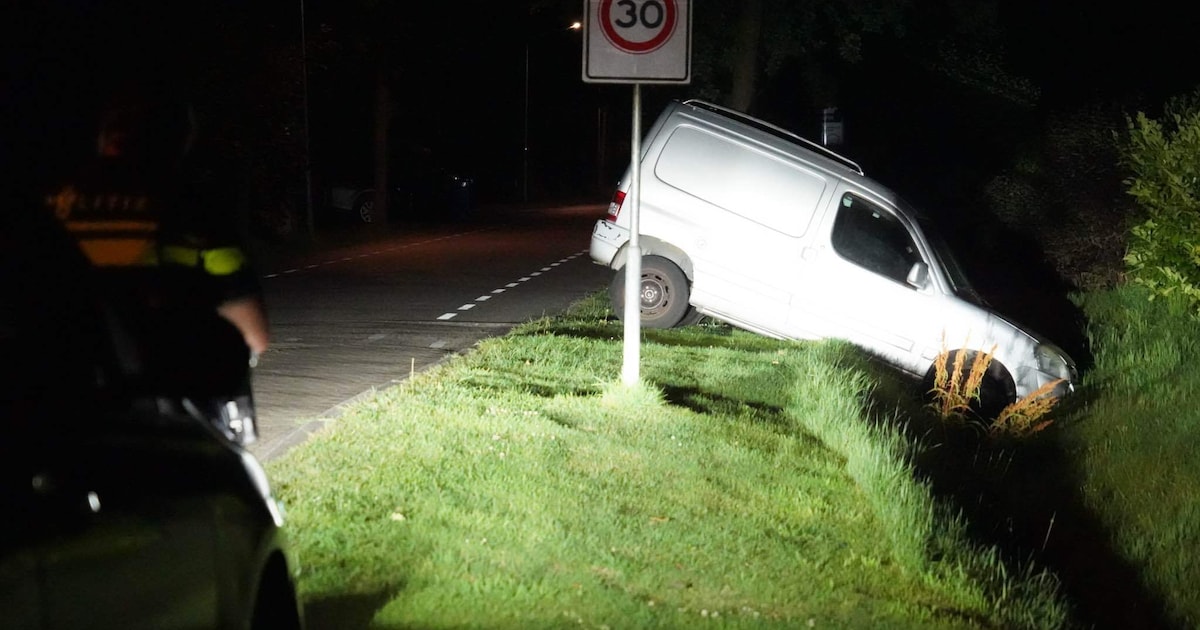 Auto belandt in greppel aan Mr. Harm Smeengeweg in Witteveen