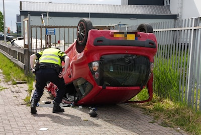 Auto slaat over de kop in Waalwijk, bestuurder blijkt onder invloed van drugs