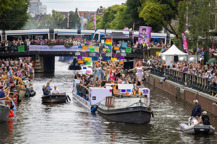 De Canal Parade door de grachten van Amsterdam tijdens Pride Amsterdam.