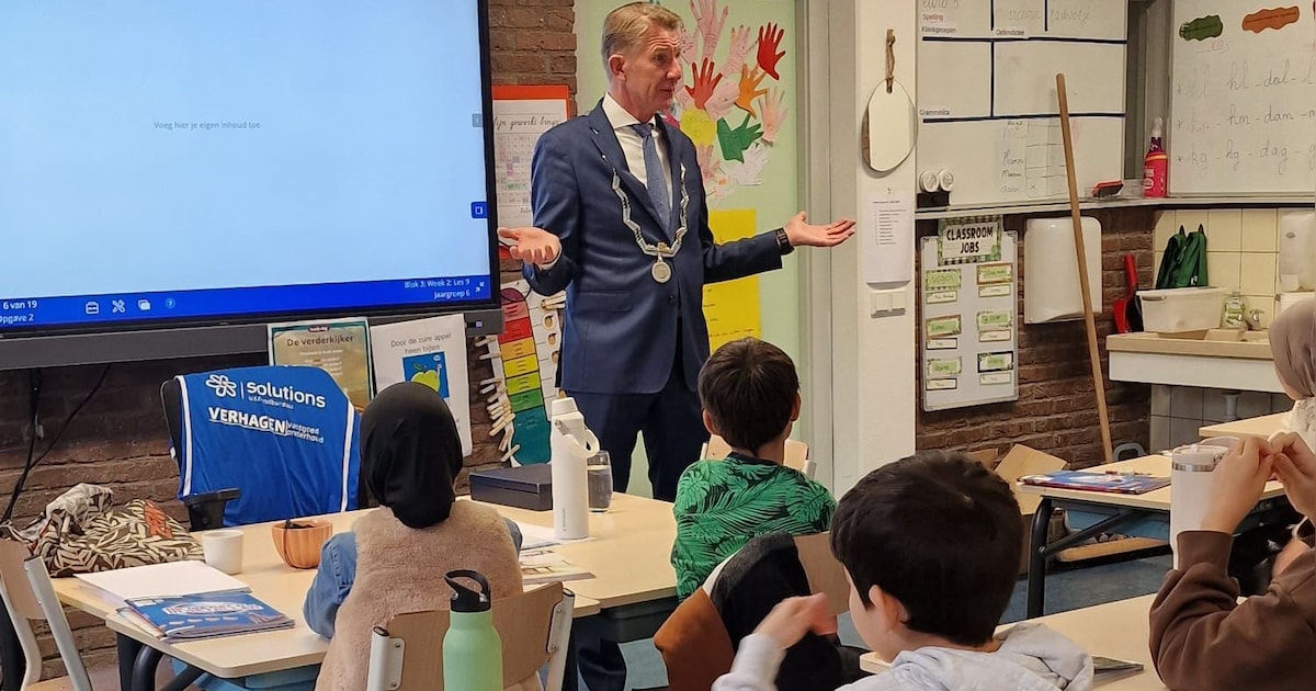 Burgemeester geeft gastles tijdens Week van Respect in Maassluis