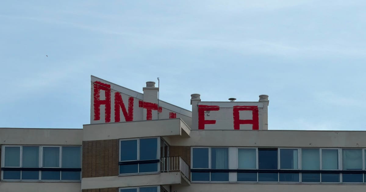 Dak Oranje Torenflat in Maastricht beklad met graffiti