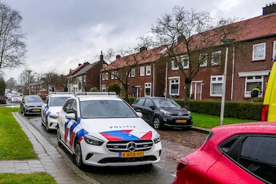 Gewonde bij steekincident in Enschede: bloedspoor zichtbaar op straat, een persoon aangehouden