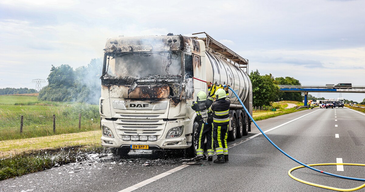 Cabine van vrachtwagen uitgebrand op de A6 in Scharsterbrug
