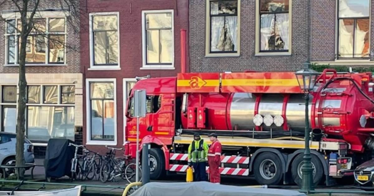 Grachten in Leiden vervuild door lekkage: schoonmaken gaat nog enkele weken duren