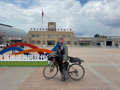 Benjamin (28) bereikt China na fietstocht van duizenden kilometers: ‘Euforisch moment’