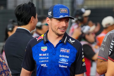 Max Verstappen maakt uitstapje in Portugal, waar hij met Valentino Rossi een andere racelegende treft