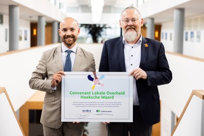 Gemeente Hoeksche Waard zet handtekening onder afspraken voor snellere schuldhulpverlening