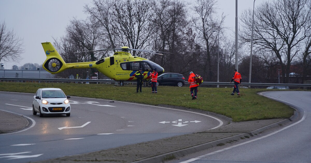 Traumahelikopter landt op rotonde in Bergschenhoek na botsing tussen fatbike en taxibusje