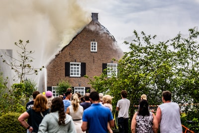 Gezin ziet huis in vlammen opgaan door blikseminslag: ‘Zijn aangedaan’