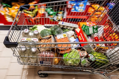 Winkeldieven stelen volle winkelwagen met boodschappen uit supermarkt in IJsselstein