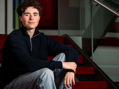 Opera Kolja zet doven voorop: met plek vlak bij de orkestbak en boventiteling