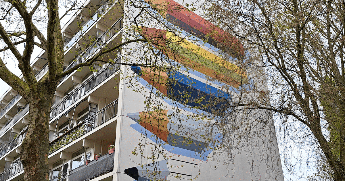 Lezers reageren bezorgd op verdwijnen van kleurpotloden op flats in Smitsveen: ‘Mag je niet wegpoets