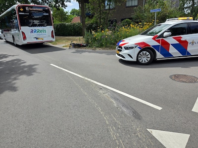 Fatbiker botst op lijnbus aan Beatrixlaan in Wageningen