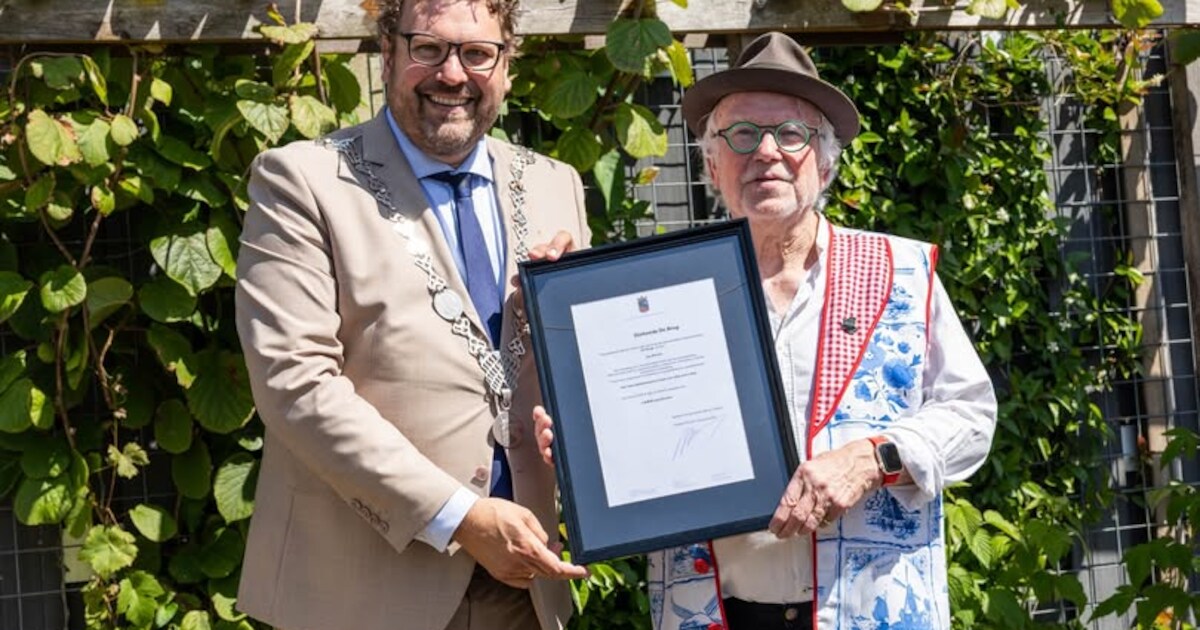 Jan Rovers krijgt onderscheiding De Brug in Sint Pancras