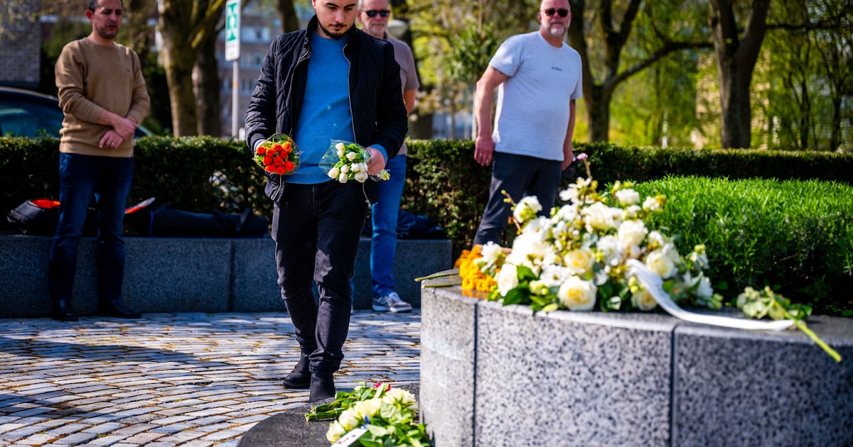 Nabestaanden leggen bloemen bij De Ridderhof in Alphen, 15 jaar na ...