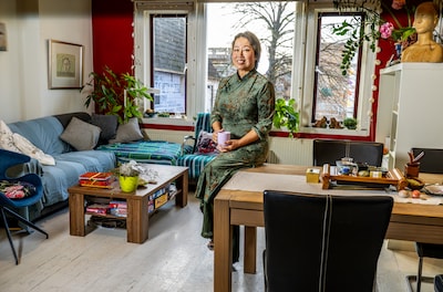 Zhanhong woont in een Vlaardings bedrijfspand: ‘Wilden oorspronkelijke stijl zoveel mogelijk in ere 