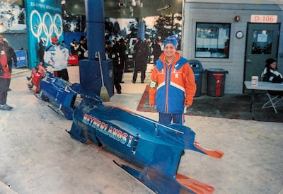 Andrew leefde op oude kaas en sherry, stal de uil van Minerva en was bondsarts van Olympisch bobslee