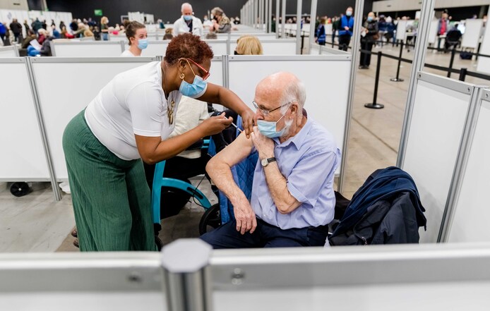 Een oudere man krijgt zijn booster toegediend in de Rotterdamse evenementenlocatie Ahoy (archieffoto januari).