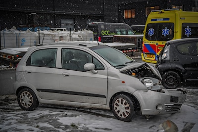 Veel schade na botsing op kruising in Arnhem