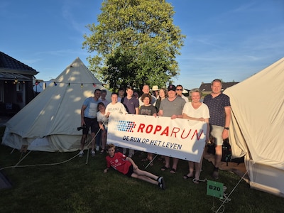 Vriendengroep van Peter (51) zet ‘camping’ op langs parcours van Roparun: ‘Uitgegroeid tot een feest