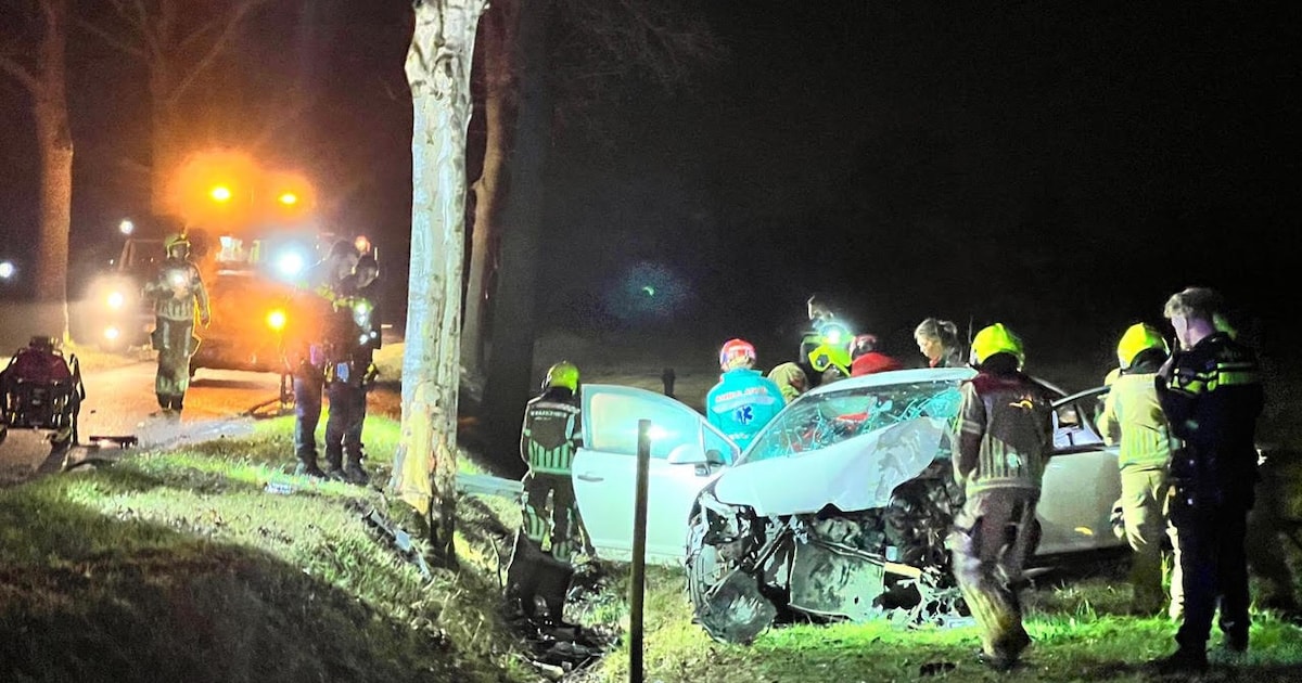 Voorbijganger treft gecrashte auto in Belfeld: één persoon zwaargewond