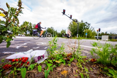 Bloemen op fietspad voor 18-jarige die om het leven kwam bij verkeersongeluk