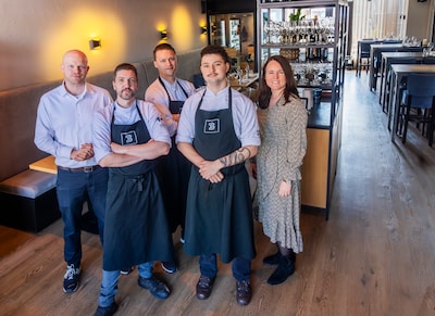 ‘Cringe’ Gen Z schittert in de bediening in restaurant Bij Erik: ‘Luxeprobleem dat smaakt naar meer’