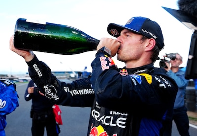 Max Verstappen ontwijkt chaos in unieke race op Silversto­ne: ‘Misschien de volgende keer 200 tegenstan­ders?’