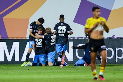 NAC en Heracles winnen op spectaculaire wijze, Vitesse-keeper krijgt rood na elleboog