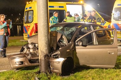 Vier gewonden bij ernstig ongeluk in Arnhem: auto met hoge snelheid tegen trolleymast