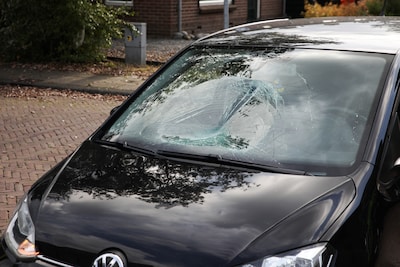 Flinke barst in voorruit auto na botsing met fietser in Apeldoorn