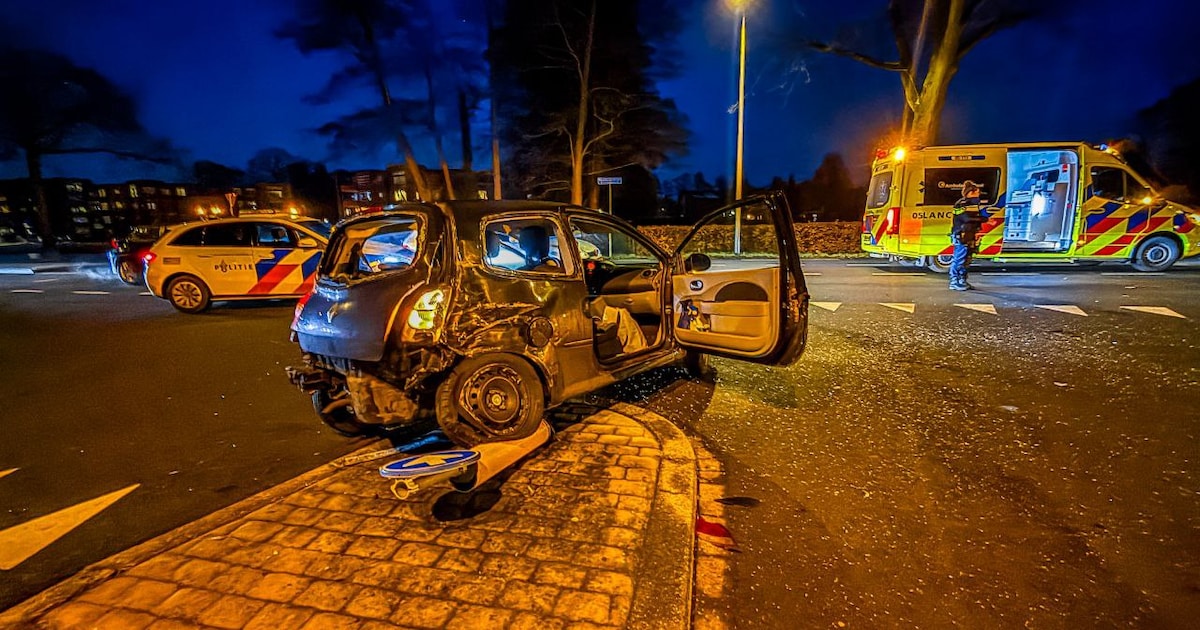 Enorme schade aan voertuigen bij ongeval in Enschede, weg bezaaid met brokstukken