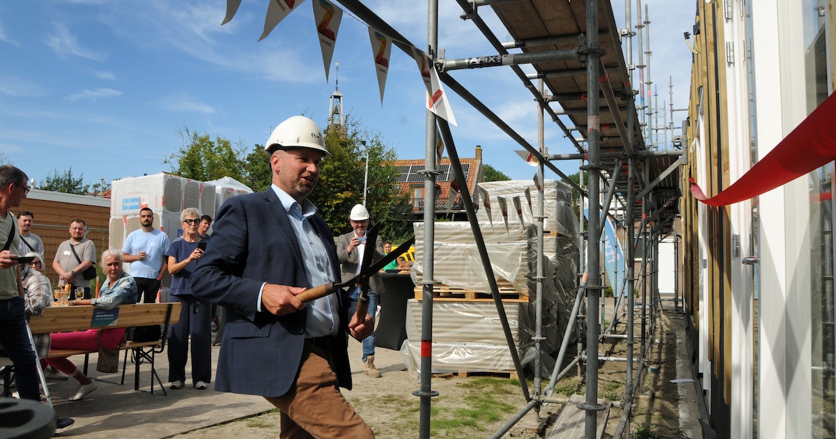 Feestelijke viering van de bouw van twintig woningen in Ouwerkerk