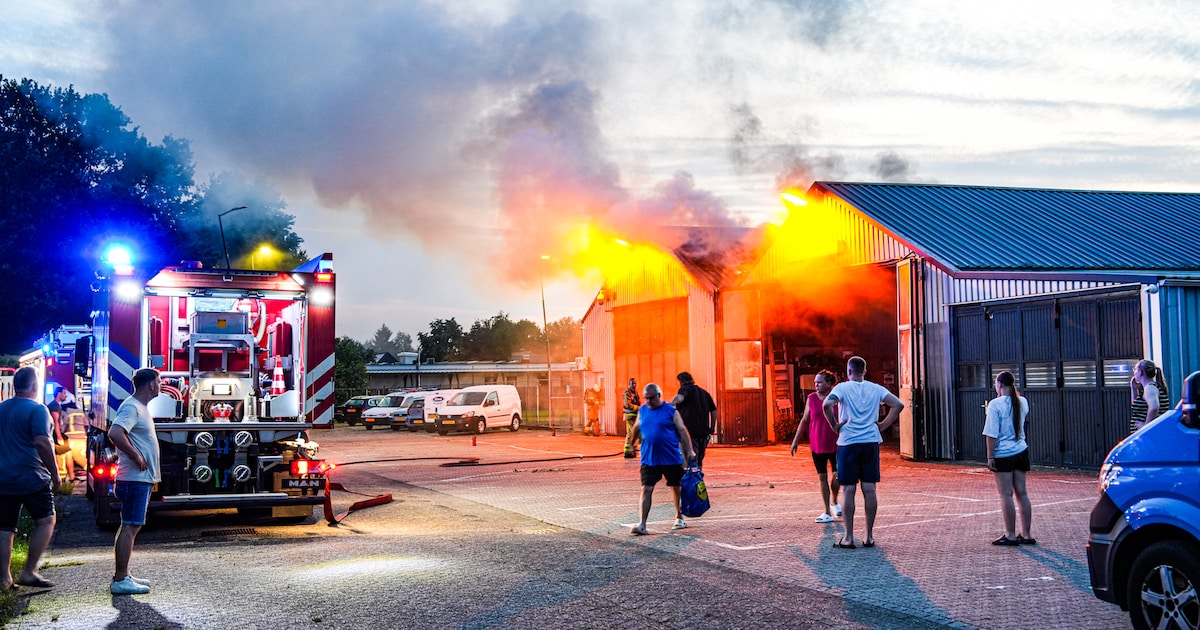 Geen gewonden bij grote brand in loods aan Roestweg in Klazienaveen